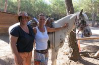 Verrückt nach Fluss – Die Passagierinnen Babsi Geller und Christine Bauer beim Reiten auf der Open Ranch in Martigues.