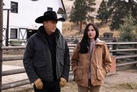 Yellowstone – John Dutton (Kevin Costner) und Monica Dutton (Kelsey Asbille)