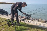 Re: – Sebastian mit seinen zwei scharf gestellten Angelruten: Die Gewinnchancen beim "International Balaton Carp Cup" in Ungarn hängen sehr von den natürlichen Gegebenheiten des Angelplatzes ab, welcher per Losverfahren vergeben wird.