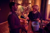 Vierwändeplus – Martin (Alexander Prince Osei, l.) will seine überaus kritische Noch-Schwiegermutter Gina (Johanna Gastdorf, r.) davon überzeugen, dass die Baugruppe ein guter Ort ist, um seine Kinder groß zu ziehen.