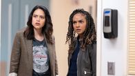 The Rookie – Detective Lopez (Alyssa Diaz, l.) und Detective Harper (Mekia Cox, r.) sind schockiert, als sie feststellen, dass die Schutzmaßnahmen für einen Patienten nicht ausgereicht haben. Sie sind sich sicher, wer der Täter ist, doch die erforderlichen Beweise bleiben vorerst verborgen.