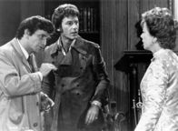Columbo – (v.li.) Ida Lupino (Doris Bruckner), Peter Falk (Lt. Columbo), Roddy McDowall (Roger).
