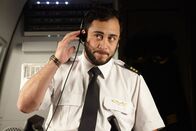 Mayday - Alarm im Cockpit – Der Erste Offizier Dennis Ferreira Quintal (gespielt von Rodrigo Fernandez-Stoll) nimmt kurz vor dem Start in Merida, Venezuela, einen Funkspruch vom Tower entgegen. Foto: Cineflix/Ian Watson