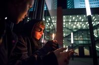 Raus – Glocke (Matti Schmidt-Schaller) findet Lena toll und gibt alles, um bei ihr als cooler Antifa-Typ rüberzukommen. Was aber nicht wirklich gut funktioniert.