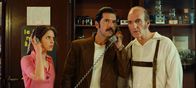 UFOs – L - R: Véra Clouseau (Daphné Patakia), Didier Mathure (Melvil Poupaud), Michel Vuillermoz (Michel Vuillermoz)