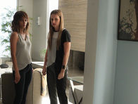 Extant – Während sich Molly (Halle Berry, l.) auf die Suchen nach einem alten Kollegen von John macht, will Julie (Grace Gummer, r.) mit Charlie zusammen herausfinden, wer Lucy tatsächlich ihre Befehle erteilt ...
