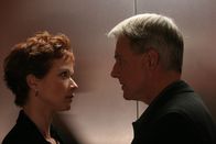 Navy CIS – Hoffen, dass ihr Team Kody Meyers von seinem Vorhaben, sich und seine Mitschüler in die Luft zu sprengen, abhalten können: Gibbs (Mark Harmon, r.) und Jenny Shepard (Lauren Holly, l.) ...