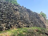 Mysteriöse Inseln – Riesige uralte Terrassen aus Vulkangestein in West-Java, Indonesien, lassen ihre Herkunft rätselhaft erscheinen. MYSTERIOUS ISLANDS nimmt die Zuschauer mit auf eine unvergessliche Entdeckungsreise zu den außergewöhnlichsten und rätselhaftesten Inseln der Welt. (Kredit: JB Serrano)