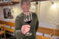 Puls – Puls Alkohol im Alltag – Gibt es ein gesundes Mass? «Puls»-Host Daniela Lager hält ein Glas Wein in die Kamera Copyright: SRF