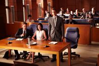 Suits – Im Gerichtssaal steht Ava Hessington (Michelle Fairley, M.) unter schwerem Verdacht – und Harvey (Gabriel Macht, r.) und Mike (Patrick J. Adams, l.) müssen gegen Staatsanwalt Cameron Dennis antreten. Der Fall nimmt eine dramatische Wendung.