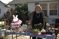 Baskets – Christine (Louie Anderson) versucht, Großmutters Kram bei einem Garagenverkauf zu verkaufen, doch als Jim mit einer Immobilienmaklerin auftaucht, gefällt ihr das ganz und gar nicht ...