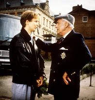 Das Erbe der Guldenburgs – Peggy ist aus der Haft entlassen. Grund genug für Brinkley (Stewart Granger) sich bei Sascha (Jochen Horst) für seinen Einsatz zu bedanken.