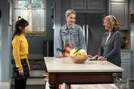 Last Man Standing – v.l.n.r.) Jen (Krista Marie Yu); Mandy Baxter (Molly McCook); Vanessa Baxter (Nancy Travis)