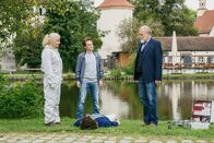 Der Alte – Nachdem sie die Leiche des König Ludwig Darstellers Ralf Kirzinger (David Paryla, M.) untersucht hat, gibt Rechtsmedizinerin Dr. Franziska Sommerfeld (Christina Rainer, l.) den Kommissaren Tom Kupfer (Ludwig Blochberger, 2.v.l..) und Richard Voss (Jan-Gregor Kremp, r.) einen vorläufigen Bericht.
