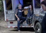 Criminal Minds – David Rossi (Joe Mantegna, l.); Chrissy Delaney (Hannah Bamberg, r.)