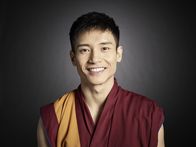 The Good Place – (1. Staffel) Ganz nach dem Buddhismus liebt Jianyu (Manny Jacinto) die Kraft der Stille und spricht nur selten ein Wort. Aber mit seiner Seelenverwandten Tahani hat er eine Frau gefunden, die genug für sie beide redet ...