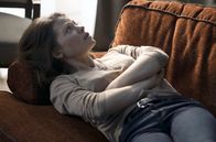 In Therapie – Ariane (Mélanie Thierry) hat ihren Vater in Avignon besucht und erfahren, dass er Prostatakrebs hat.