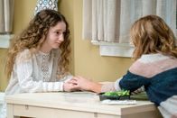 Splitting Up Together – Olivia Keville (Mae), Jenna Fischer (Lena).