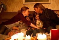 World War Z – Der ehemalige UN-Mitarbeiter Gerry (Brad Pitt) muss sich von seiner Familie (Mireille Enos, Sterling Jerins, Abigail Hargrove) trennen, um nach einem Mittel gegen die übermächtigen Zombies zu suchen.