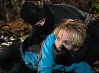In aller Freundschaft – Kathrin (Andrea Kathrin Loewig) wird auf dem Weg nach Hause im Park überfallen. Ein maskierter Mann versucht sie zu vergewaltigen.