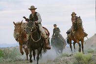 The Missing – Im gnadenloser Wettlauf mit der Zeit: (v.l.n.r.) Samuel Jones (Tommy Lee Jones), Maggie (Cate Blanchett) und Dot (Jenna Boyd) ...