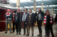 Huck – Cem (Aykut Kayacik) und die Ultras (Komparsen) kommen Huck zu Hilfe.