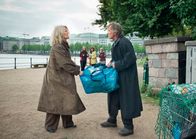 Auf der Straße – Hanna Berger (Christiane Hörbiger) will sich von einem anderen obdachlosen Flaschensammler (Jurij Schrader) nicht beklauen lassen.