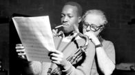 It Must Schwing! Die Blue Note-Story – Alfred Lion (1908 - 1987) (rechts) mit dem Musiker Hank Mobley (links). Während afro-amerikanische Künstler in den USA unter Diskriminierung und Ausgrenzung litten, sahen die Deutschen Alfred Lion und Frank Wolff in den von ihnen engagierten Musikern bewundernswerte, ungemein talentierte Menschen.