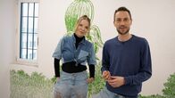 Kulturplatz – Künstlerin Karoline Schreiber und Host Nino Gadient vor Gefängniskunst; Kulturplatz Kunst im Gefängnis – Nutzlos oder nötig? Künstlerin Karoline Schreiber und Host Nino Gadient vor Gefängniskunst Copyright: SRF