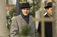 Tramitz and Friends – Nach stundenlangem Studieren des Codes treffen die beiden Geheimagenten (Christian Tramitz,l. und Christian Clerici, r.) auf einem Friedhof aufeinander - und geraten in Babylonische Sprachverwirrung ...