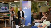 pur+ – Moderator Eric Mayer (l.) zusammen mit dem Körpersprache-Experten Dirk Eilert (2.v.l) und einer Theater-AG herauszufinden, wie unser Körper unsere Gefühle verrät und welche Rolle unsere Sprache dabei spielt.