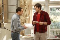 Two and a Half Men – Glauben, dass Charlie noch am Leben ist - doch kann das wirklich sein? Alan (Jon Cryer, l.) und Walden (Ashton Kutcher, r.) ...; Glauben, dass Charlie noch am Leben ist - doch kann das wirklich sein? Alan (Jon Cryer, l.) und Walden (Ashton Kutcher, r.) ...
