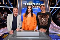 Quizduell - Olymp – Quizmasterin Esther Sedlaczek (M.) mit den Kandidaten des Teams "Fussball": Thomas Helmer (l.) und Markus Babbel (r.), beide Ex-Fußballprofis.