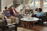 Two and a Half Men – Nach mehreren Fehlgriffen hoffen Alan (Jon Cryer, l.) und Walden (Ashton Kutcher, M.) endlich mit Lisa (Kimberly Hebert Gregory, r.) die richtige Haushälterin gefunden zu haben. Doch das wird sich bald als Fehler herausstellen ...