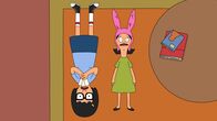 Bob's Burgers – Die bekannte Boyband "Boyz 4 Now" tritt auf. Louise (r.) kann den Hype darum überhaupt nicht verstehen und würde niemals auch nur einen Schrei bei einem solchen Event verschwenden. Als sie dann mit Tina (l.) das Konzert besucht kommt alles jedoch ganz anders ...