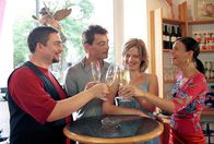 Das allerbeste Stück – Ihre Freunde Nicole (Rita Lengyel, r.) und Mario (Alexander Hörbe, l.) sind fest davon überzeugt, dass Lara (Doreen Jacobi, 2.v.r.) und Marc (Jan Sosniok, 2.v.l.) zusammengehören. Doch dann meldet sich wieder Marks altbekanntes Problem ...