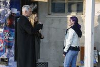 Navy CIS – Was geschah vor 15 Jahren in McGees jetzigem Apartment? Gibbs (Mark Harmon, l.) und Bishop (Emily Wickersham, 2.v.l.) ermitteln und machen schon bald eine grausige Entdeckung, die McGee wohl nicht mehr ruhig schlafen lassen wird ...