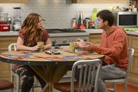 Two and a Half Men – Während Alan eine neue Freundin hat, die ihn sehr merkwürdig behandelt, erfährt Jenny (Amber Tamblyn, l.) von Walden (Ashton Kutcher, r.), was mit Nadine passiert ist ...