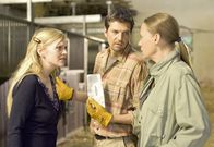 Tatort – Die Witwe Doris Röttger (Anna Loos, li) ist sicher, dass Markus Hoffschulte (Kai Wiesinger) an dem Tod ihres Mannes Schuld ist. Miriam Hoffschulte (Alexandra von Schwerin, re.) hätte gerne eine Erklärung von ihrem Mann.