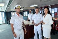 Das Traumschiff – Der neue Kapitän Max Parger (Florian Silbereisen, l.) muss die eingespielte Crew mit Staff-Kapitän Martin Grimm (Daniel Morgenroth, 2. v. l.), Dr. Sander (Nick Wilder, 2. v. r.) und Hanna Liebhold (Barbara Wussow, r.) noch von sich überzeugen.