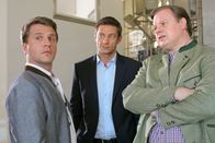 Die Rosenheim-Cops – Das Opfer drohte, seinen Schwiegersohn (Peter Nitzsche, l.) aus der Firma zu entlassen. Die Cops (Michael A. Grimm, r.; Igor Jeftic, m.) vermuten dahinter ein Tatmotiv.
