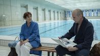 Killing Eve – Carolyn (Fiona Shaw, l.); Laurentiu Possa (Vlad, r.)