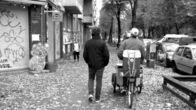 Streetphilosophy – Jonas mit Matt Nimmo alias „Sprudelboy“ (rechts). Ginger-Bier-Business statt 35-Stunden-Woche, so sieht Matts Plan fürs Leben aus.