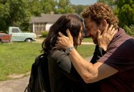 Greenland – Allison (Morena Baccarin) und John (Gerard Butler) wurden für die Rettungsmission ausgewählt.