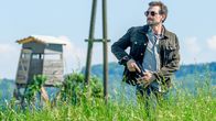 SOKO Linz – Der verdächtiger Erntearbeiter Cosmin Radow entkommt Ermittler Ben Halberg (Daniel Gawlowski) bei einer Verfolgungsjagd haarscharf. Seine Flucht führt zu mehr unbeantworteten Fragen.