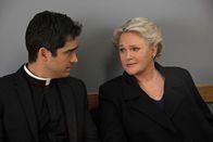 The Exorcist – Noch ahnen weder Pater Tomas (Alfonso Herrera, l.), noch Chris (Sharon Gless, r.) wie stark das Böse bereits geworden ist - nicht nur in Casey ...