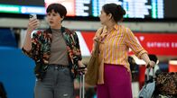 Nightsleeper – Cyberexpertin Abby (Alexandra Roach, r.) und ihre Freundin Meg Hooton (Remy Beasley) müssen ihren Urlaub abrechen.