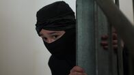 Ninja Nanny – In ihrem Ninja-Kampfanzug belauscht Hunter (Gina Spadaro) ihre Mutter.