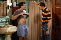 Two and a Half Men – Bekommen es mit der Angst zu tun: Charlie (Charlie Sheen, l.) und Alan (Jon Cryer, r.) ...