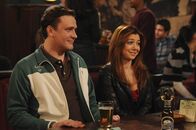 How I Met Your Mother – Lily (Alyson Hannigan, r.) lässt schon seit Jahren ihren Freund aus Collegezeiten, Scooter, an der Angel zappeln. Als Marshall (Jason Segel, l.) davon erfährt, macht er mit Lily Übungen, wie sie es schafft, Scooters Hoffnung auf eine Zukunft mit ihr zu zerstören ...